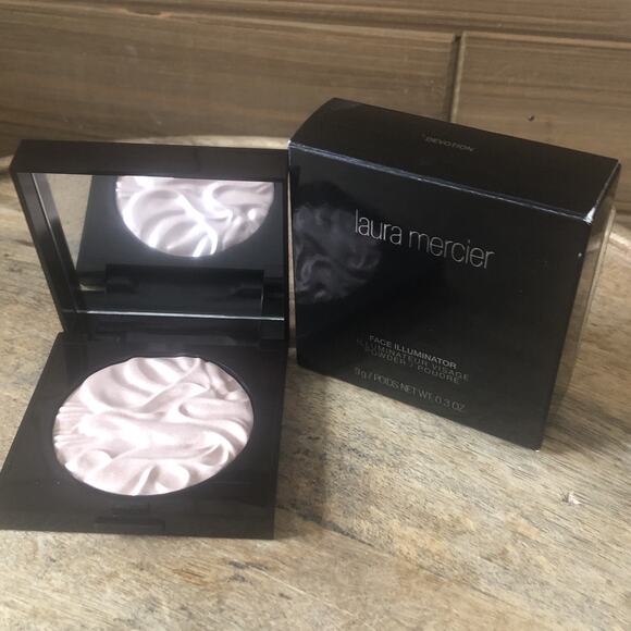 LAURA MERCIER FACE ILLUMINATOR HIGHLIGHTING POWDER, DEVOTION - (0.3 oz./9 g.) - Picture 2 of 5